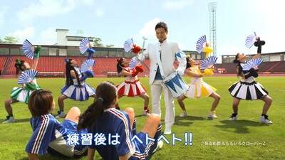 見事な太鼓さばき＆全力のダンスでなでしこジャパンの司令塔にエールを送る長友選手＆ももクロ爽。