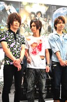 写真左から葵、喜矢武豊、桑野晃輔。