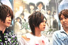 写真左から葵、喜矢武豊、桑野晃輔。