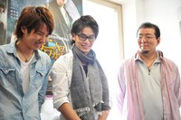 写真左から桑野晃輔、林明寛、松村清秀監督。