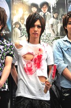 “血まみれ”の喜矢武豊。手には自作の包丁が。