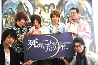 写真はイベントのフォトセッションより。怪しげな表情で包丁をカメラに向ける喜矢武。