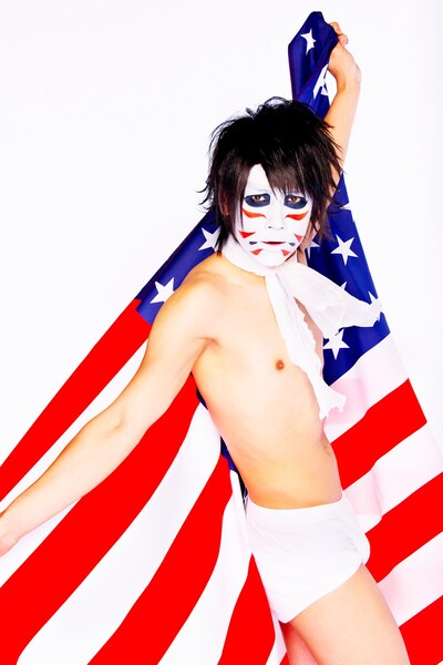 ゴールデンボンバーの樽美酒研二（Doramu）。