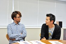 ﻿左から伊地知潔（Dr）と山田貴洋（B）。