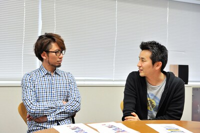 ﻿左から伊地知潔（Dr）と山田貴洋（B）。