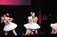 田村芽実（写真中央）