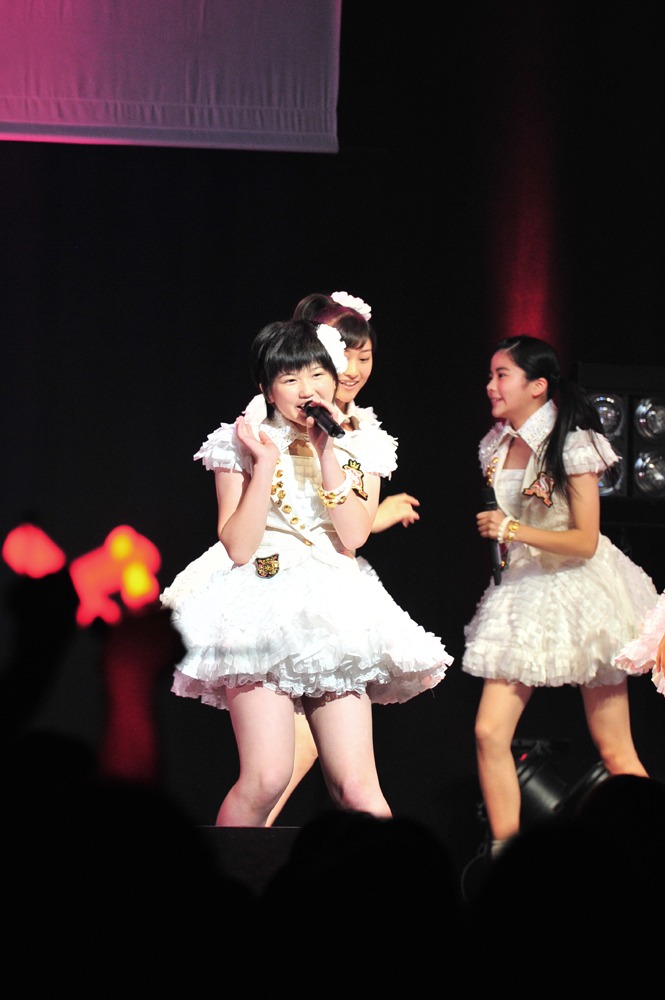 竹内朱莉（写真中央）