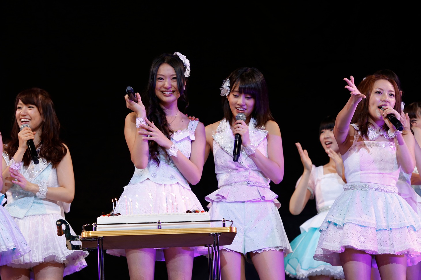 本日6月24日に誕生日を迎えた北原里英のためにサプライズで誕生祝いをするメンバーたち。(C)AKS