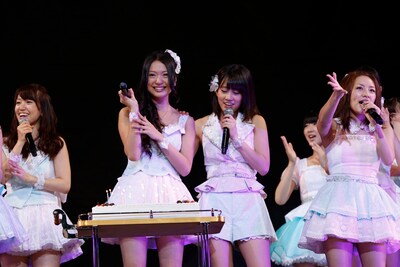 本日6月24日に誕生日を迎えた北原里英のためにサプライズで誕生祝いをするメンバーたち。(C)AKS