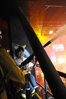 「ココ☆ナツ」で客席に向かってCO2を噴射する玉井詩織。