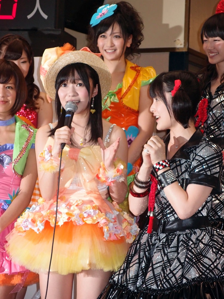 嗣永桃子（Buono! / 写真右）の絡みを軽くあしらう指原莉乃（左）。