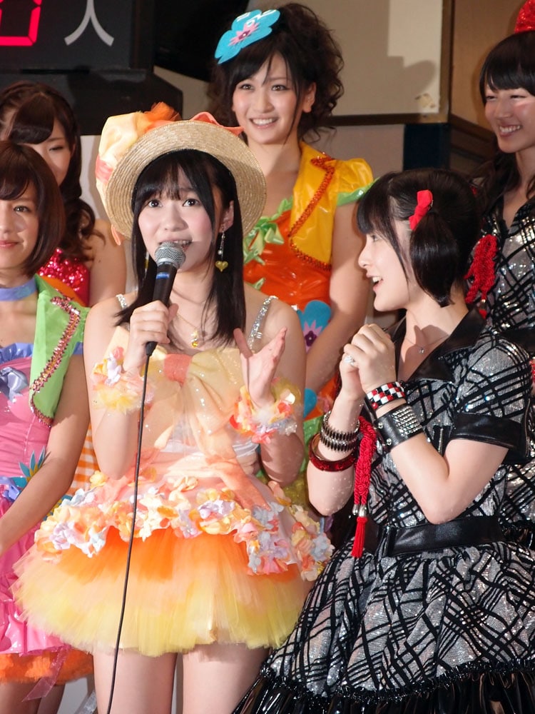 嗣永桃子(Buono! / 写真右)の絡みを軽くあしらう指原莉乃(左)。