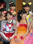 写真左から百田夏菜子(ももいろクローバーZ)、渡辺麻友(渡り廊下走り隊7)。