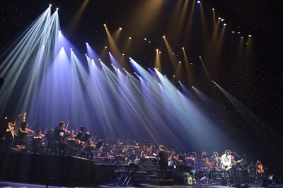 オーケストラをバックに演奏する布袋寅泰（Photo by 平間至）。