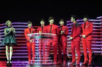 「最優秀グループビデオ賞」を受賞した2PM。写真左は、プレゼンターとして登場したゲストセレブリティのBENI。（写真提供：MTV Networks Japan）