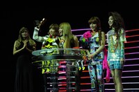 「最優秀新人アーティストビデオ賞」を受賞した2NE1。写真左は、プレゼンターとして登場したゲストセレブリティのローラ。（写真提供：MTV Networks Japan）