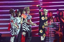 「最優秀R&Bビデオ賞」を受賞した加藤ミリヤ（写真右）。プレゼンターはゲストセレブリティのSCANDALが務めた。（写真提供：MTV Networks Japan）