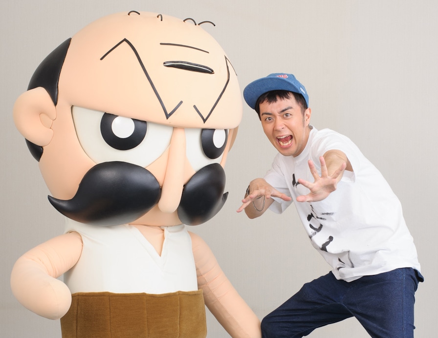 大好きなじーさん（写真左）とのツーショットで高まる前山田健一（右）。