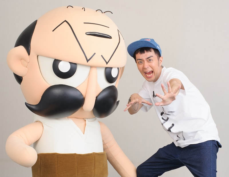 大好きなじーさん（写真左）とのツーショットで高まる前山田健一（右）。