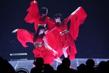「舞～rhythm～」をテーマとしたダンスを披露するPerfume。