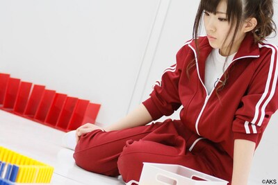 真剣な表情でドミノを見つめる岩佐美咲。 (C)AKS