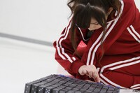 1つひとつ慎重にドミノを並べていく岩佐美咲。 (C)AKS