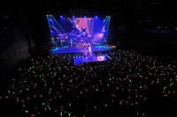 一夜限りのライブにもかかわらず、大がかりなステージセットが設置され、カラーレーザーや特殊照明、映像などの豪華な演出が用意された。