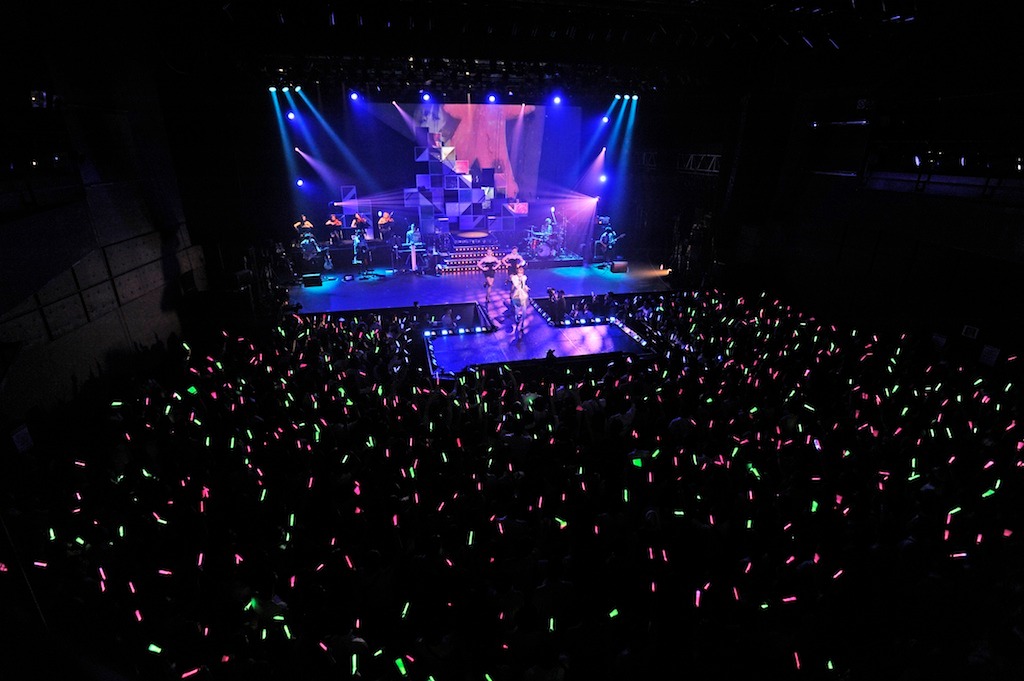 一夜限りのライブにもかかわらず、大がかりなステージセットが設置され、カラーレーザーや特殊照明、映像などの豪華な演出が用意された。