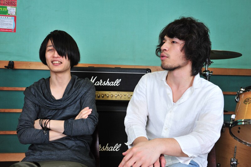 柿沼×白井のインタビュー風景。