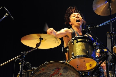 ゲイリー・ビッチェ（Dr, Vo）（撮影：MASANORI NARUSE）