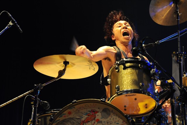 ゲイリー・ビッチェ（Dr, Vo）（撮影：MASANORI NARUSE）