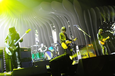 「ゼロ」を演奏するBUMP OF CHICKEN。（写真提供：MTV Networks Japan）