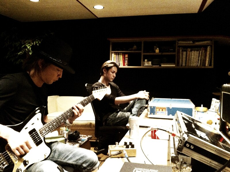 レコーディング中のKEN LLOYDとINORAN。