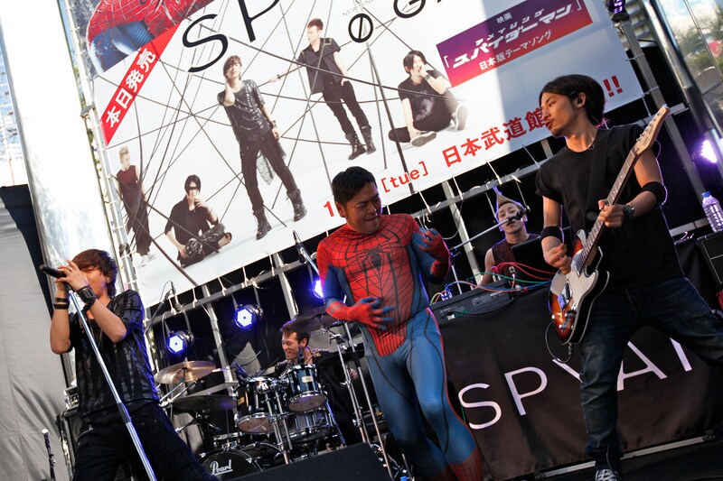 「0 GAME」でギターを奏でるUZ（写真右）と、エアギターを披露するダイノジ大地（写真中央）。