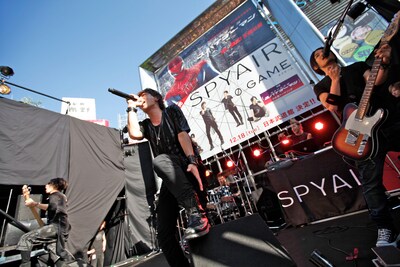 SPYAIRの新宿フリーライブの模様。