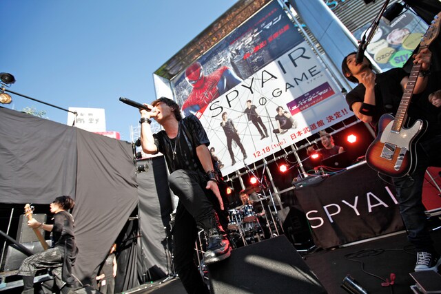 SPYAIRの新宿フリーライブの模様。