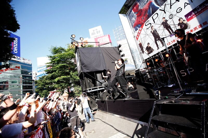 SPYAIRの新宿フリーライブの模様。