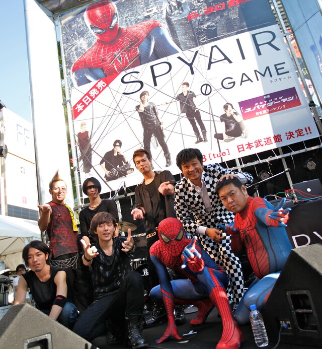 ライブ終了後に記念撮影するSPYAIRとスパイダーマン、ダイノジ。