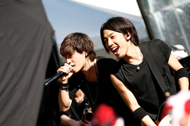 新宿ステーションスクエアのステージに立つIKE（写真左）とUZ（写真右）。