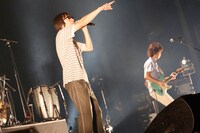写真はツアーファイナル公演の模様。