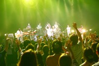 写真はツアーファイナル公演の模様。