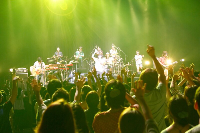 写真はツアーファイナル公演の模様。