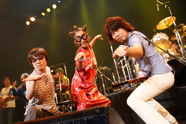 南流石（写真中央）とともに踊るYO-KING（写真左）、桜井秀俊（写真右）。