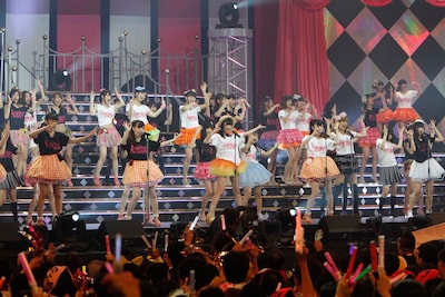 「ヘビーローテーション」を披露する「ゆび祭り」出演者一同。