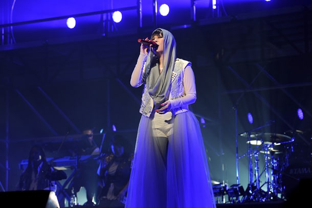 「ウツクシキモノ」歌唱中のAI（カメラマン：岸田哲平）。