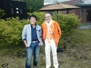 思い出の地・北海道を訪れ対談を行った、前田亘輝（写真左）と松山千春（右）。