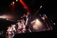 でんぱ組.inc（写真中央）と玉屋2060％（写真右）。