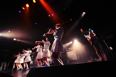 でんぱ組.inc（写真中央）と玉屋2060％（写真右）。