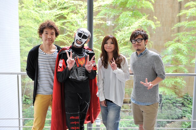 対談後に記念撮影する鉄拳（写真左から2人目）とRAM WIRE。