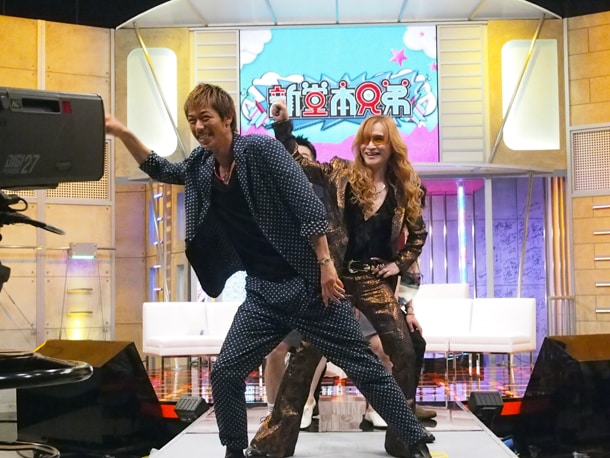 トーク中、AKIRAを先頭にメンバー全員で「Choo Choo TRAIN」の“名物”をパフォーマンス。